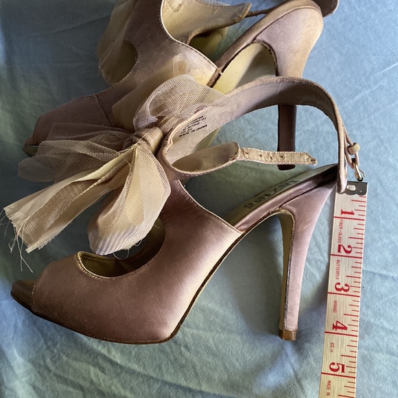 Bow Heels - Picture 5 of 6